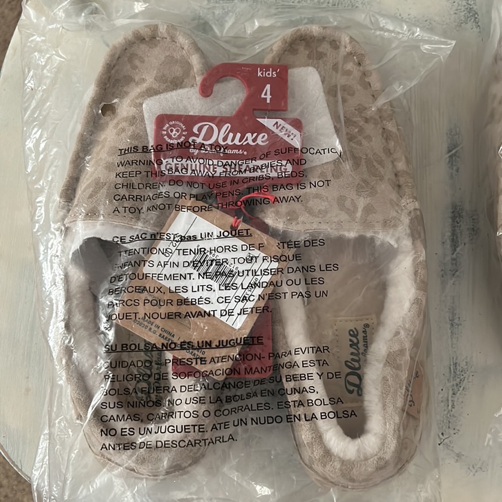 Kids Dluxe by Dearfoams. Size 4. NWT. Never worn.